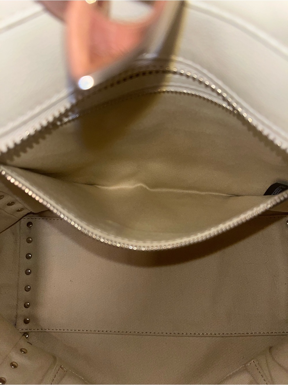 Valentino Garavani Cream Leather Rockstud Trapeze Tote - Picture 14 of 16